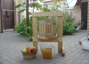 Удобный в эксплуатации пресс для отжима сока своими руками можно сделать из домкрата, червячного механизма и даже старой стиральной машины, главное...