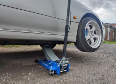 Всем привет! Сегодня мы поговорим о подкатных домкратах – грузоподъемных механизмах, которые пригодятся тем, кто предпочитает заниматься ремонтом и